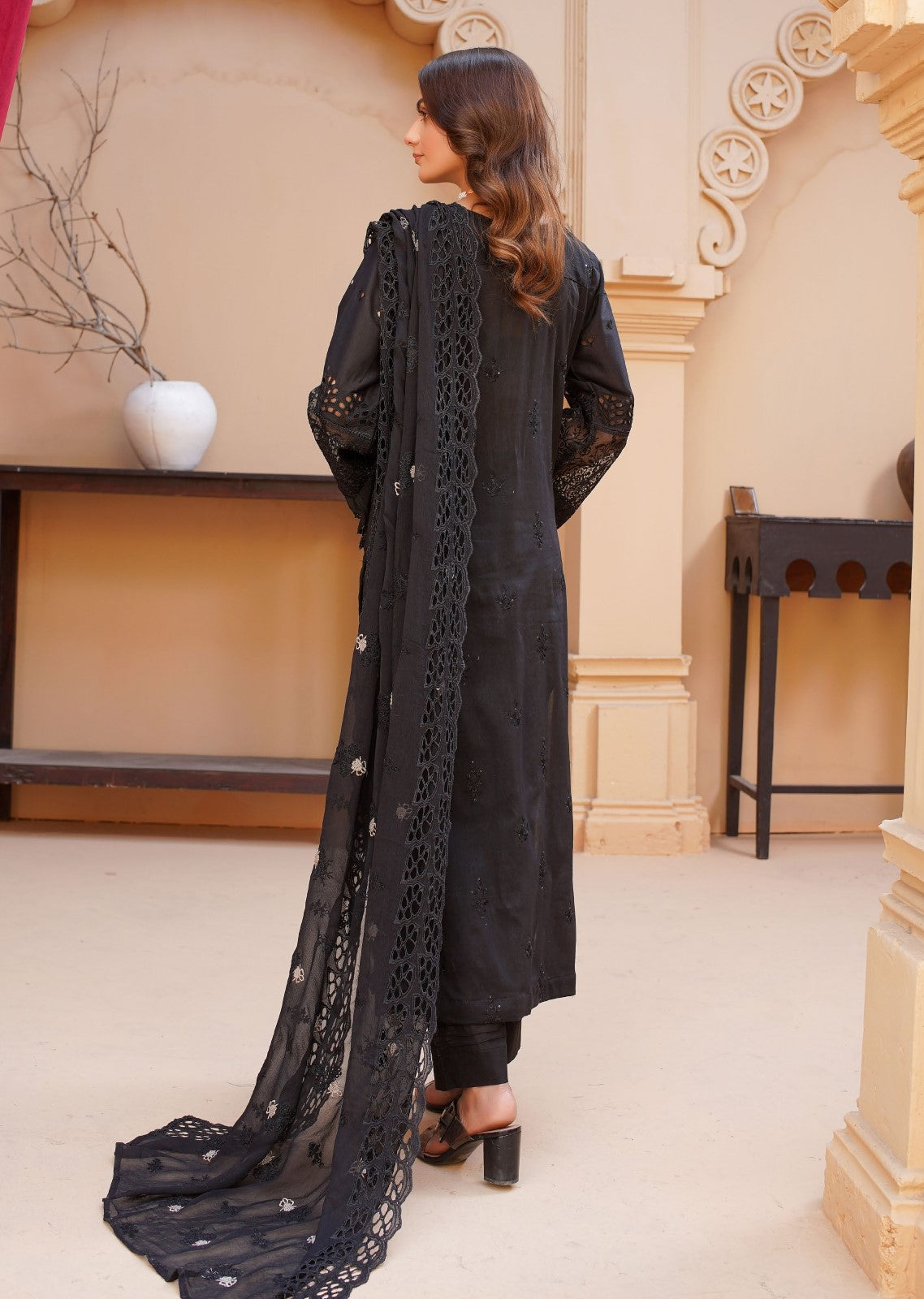 Bareeza izel – Unstitched 3-Piece Embroidered Lawn Suit