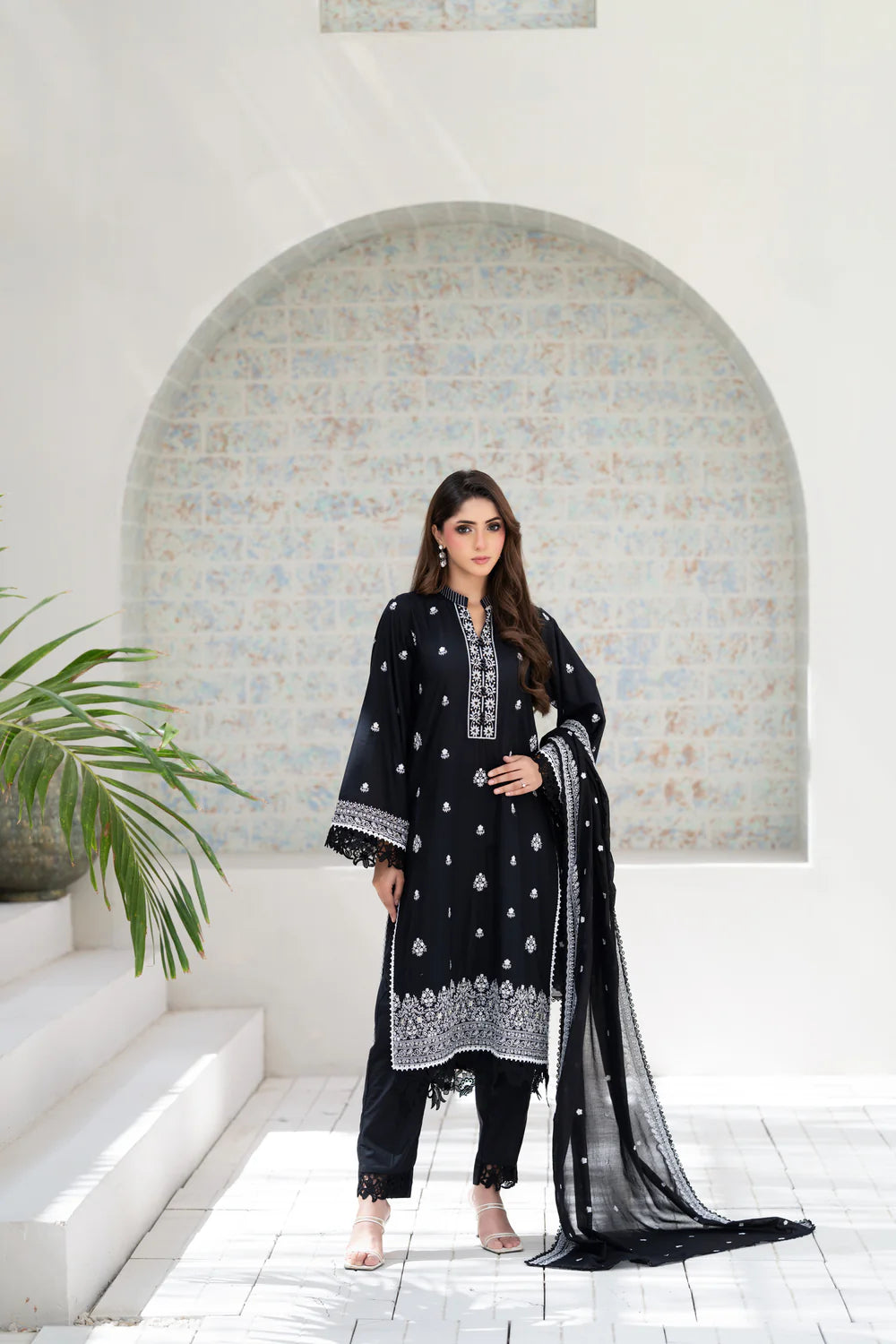 Zunaira Zamal-3PC-Embroidery Unstitch Lawn (Black)
