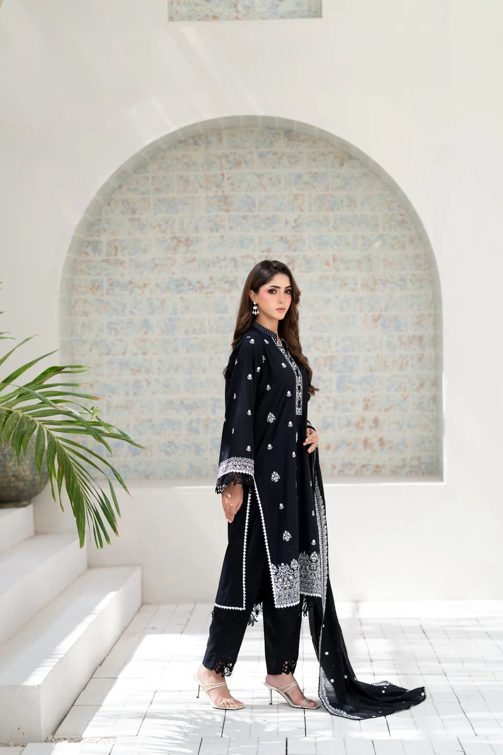 Zunaira Zamal-3PC-Embroidery Unstitch Lawn (Black)